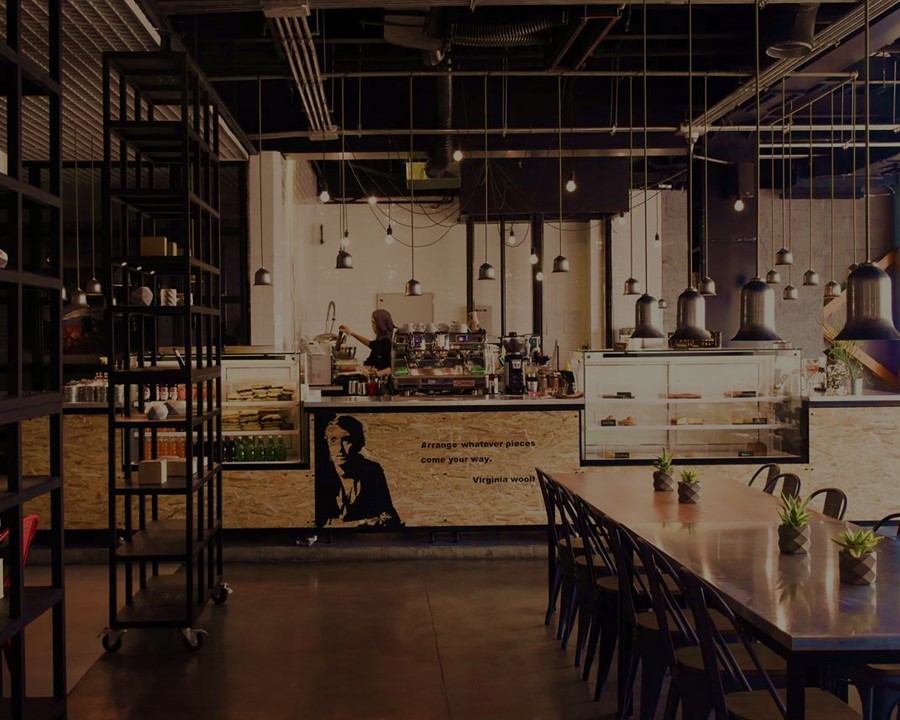  Cel mai bun Design Interior Cafenea: Locuri de Poveste pentru Amatorii de Cafea
